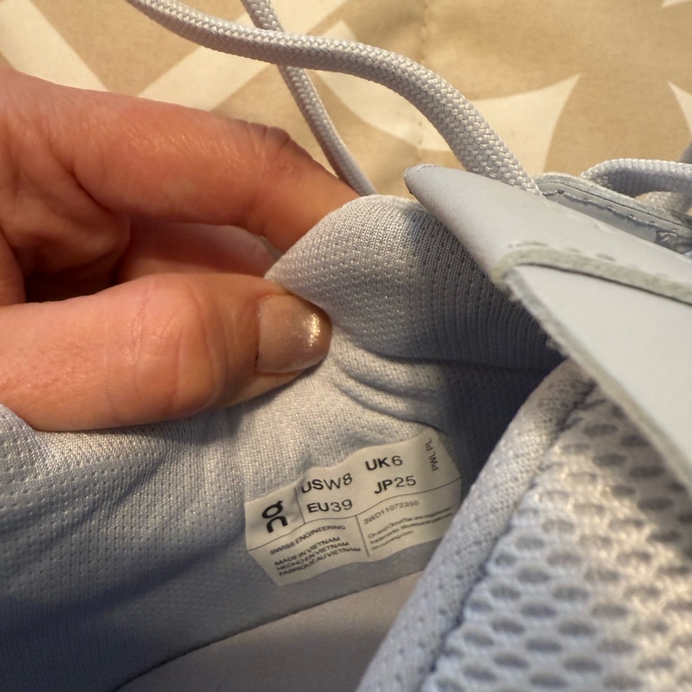 NEW On Running Women’s Light Gray Athletic Shoes, Size 8 - Picture 5 of 5